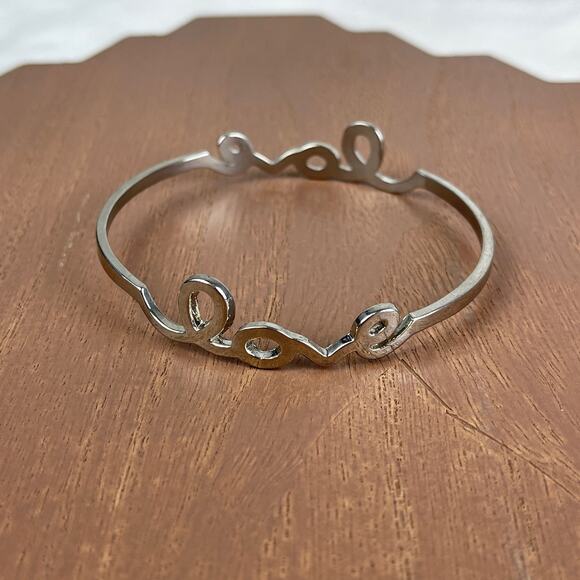 💕 NWOT Silver Tone LOVE Cursive Bangle Bracelet Size OS One Size - Picture 4 of 16